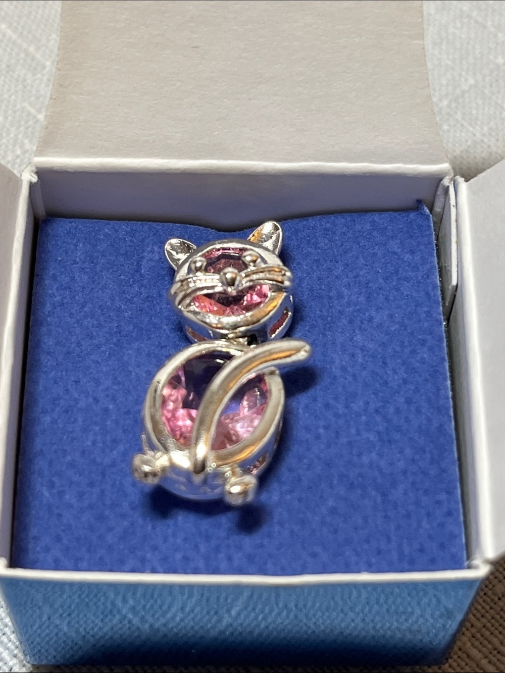 Avon NEW Alley Cat Pin. Silver tone.
Pink Crystal
Box included